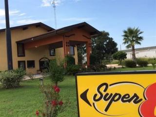 Super 8 By Wyndham Kinder La מראה חיצוני תמונה